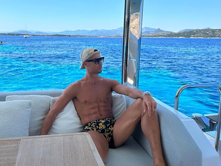 Cristiano Ronaldo passa férias em iate avaliado em R$ 55 Milhões: confira as fotos